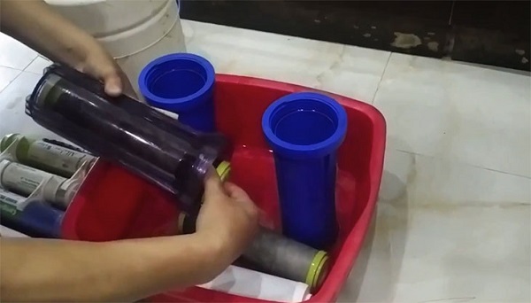 cach ve sinh loi loc nuoc 3 - Cách vệ sinh lõi lọc nước RO đơn giản, dễ thực hiện tại nhà Cách vệ sinh lõi lọc nước RO đơn giản, dễ thực hiện tại nhà