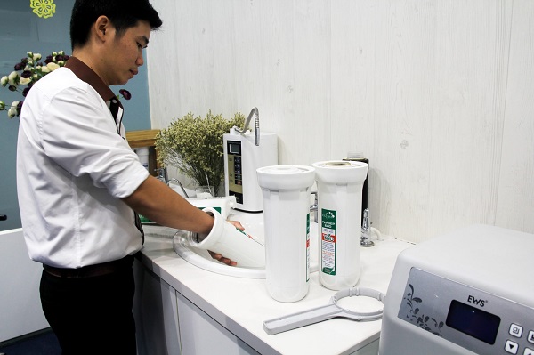 cach ve sinh may loc nuoc 5 - Hướng dẫn cách vệ sinh máy lọc nước chi tiết tại nhà Hướng dẫn cách vệ sinh máy lọc nước chi tiết tại nhà